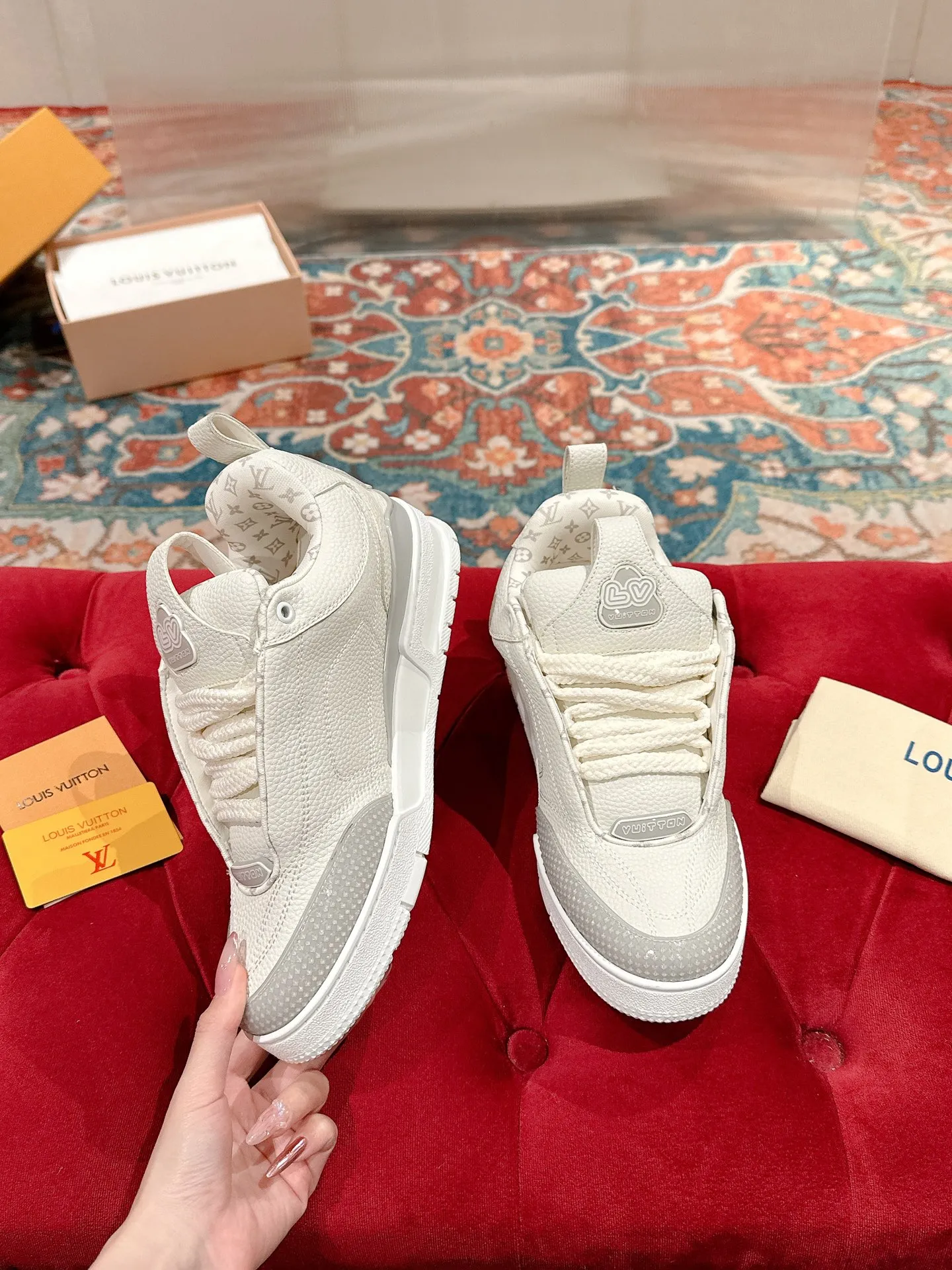 👟👟Ex-factory price 800👟👟 LV donkey brand L SKATE series latest color matching Tariner sneakers four-leaf clover skate shoes couple style retro basketball shoes original purchase development and production This LV Skate sneaker is decorated with colorful details on the grained cow leather shoe body, echoing the leather goods and ready-to-wear series of the season. A gradient Monogram flower blooms on the side of the sneaker. The padded tongue and Mini Monogram fabric-lined collar show the inspiration of skate shoes in the 1990s ▪️Material: original customized first-layer cowhide ▪️Inner lining: imported breathable mesh ▪️Sole: original open-molded non-slip TPU material ▪️Sole thickness: 3.5cm ▪️Size: Female 35-40 Male 39-44 (Female 41, Male 45.46 customized, non-returnable)